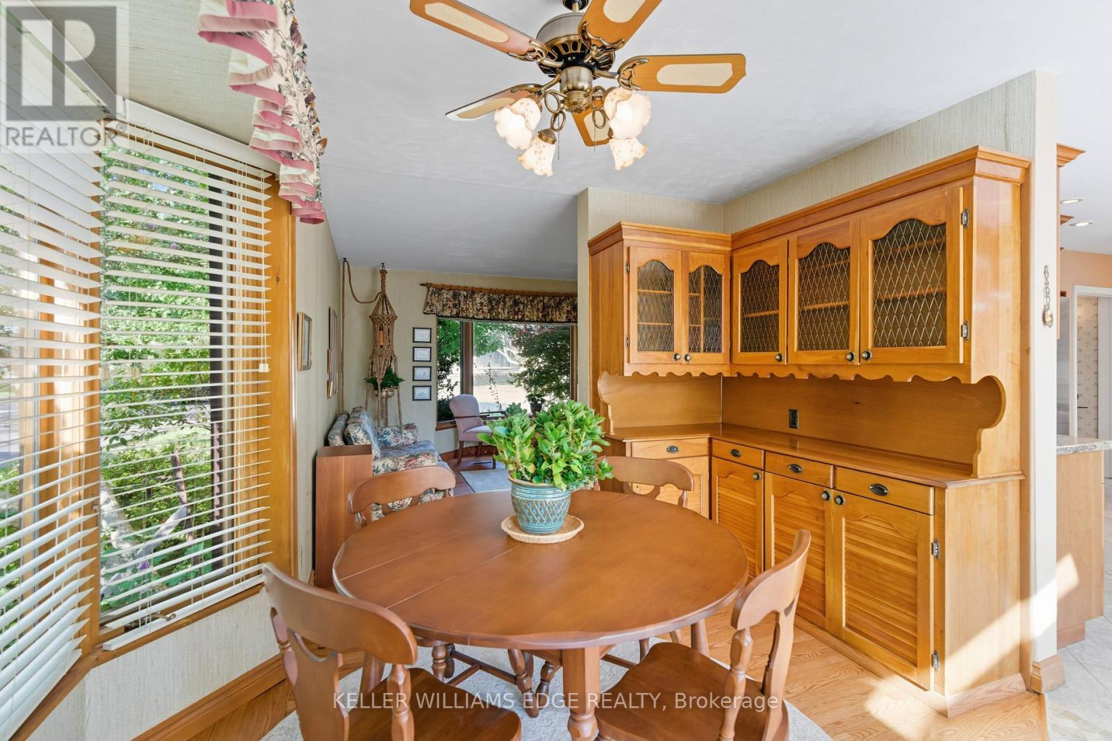 33 Goldfinch Road, Hamilton, ON - Indoor Photo Showing Dining Room