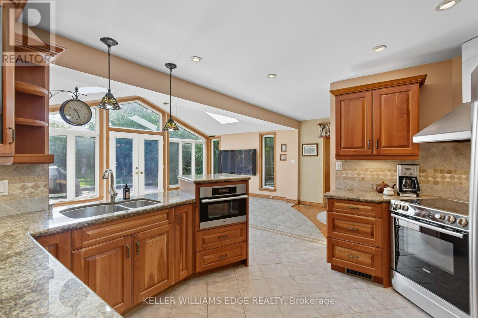 33 Goldfinch Road, Hamilton, ON - Indoor Photo Showing Kitchen With Double Sink