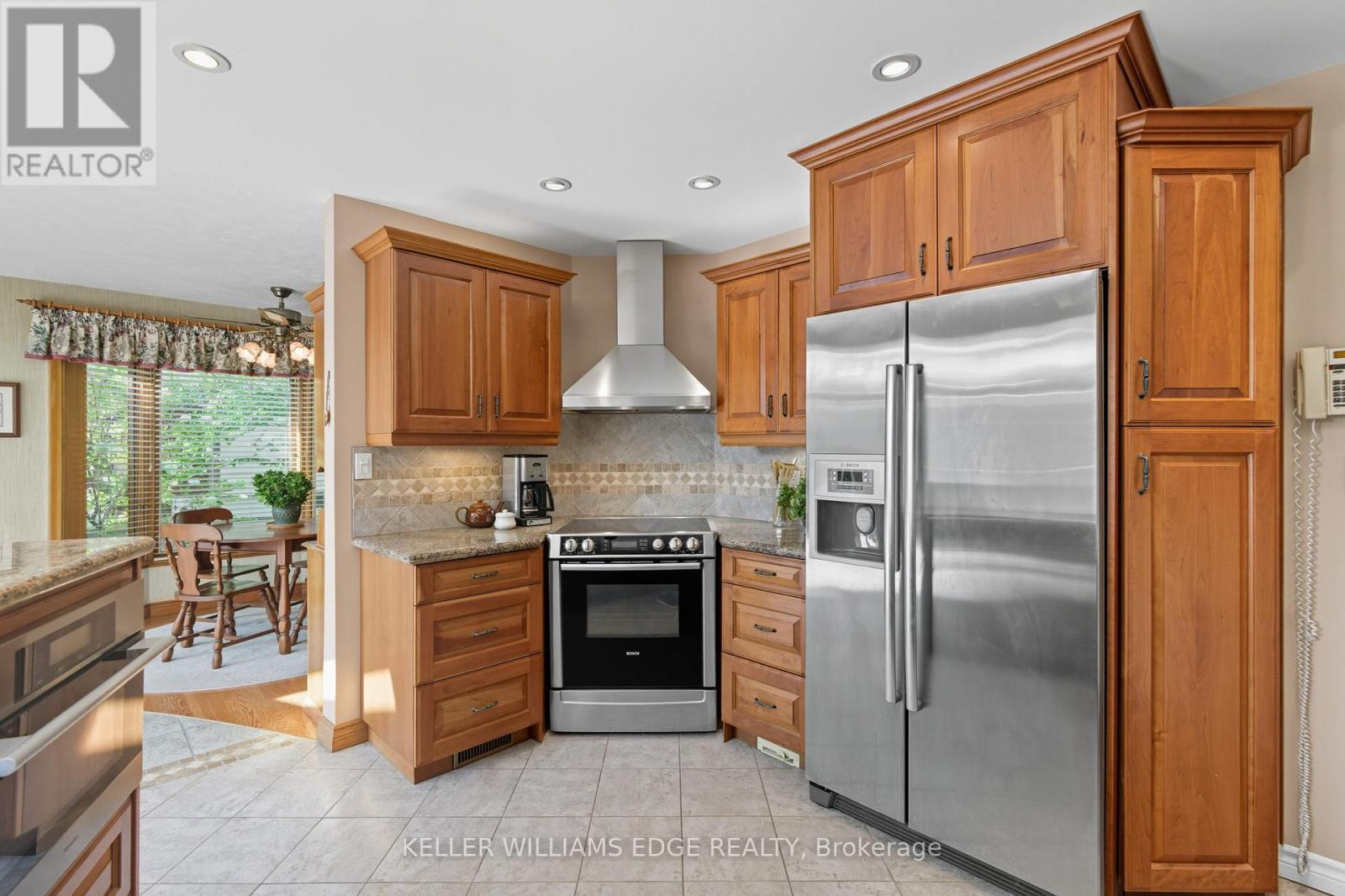 33 Goldfinch Road, Hamilton, ON - Indoor Photo Showing Kitchen