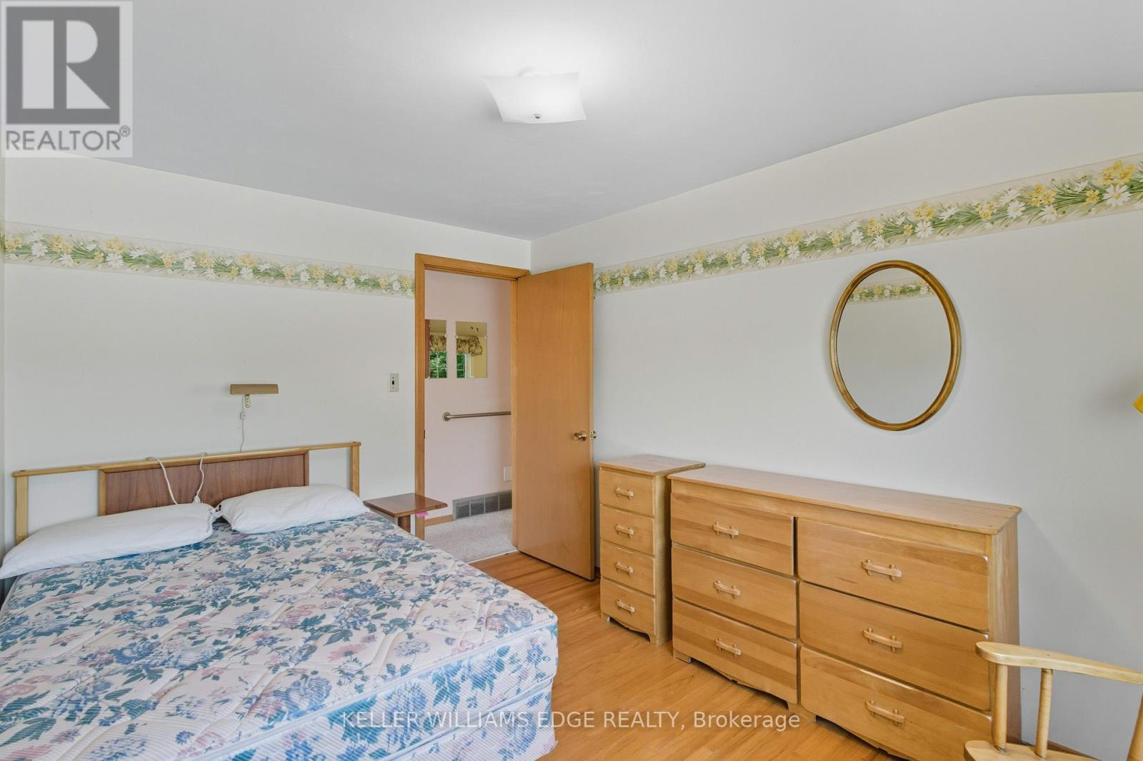 33 Goldfinch Road, Hamilton, ON - Indoor Photo Showing Bedroom