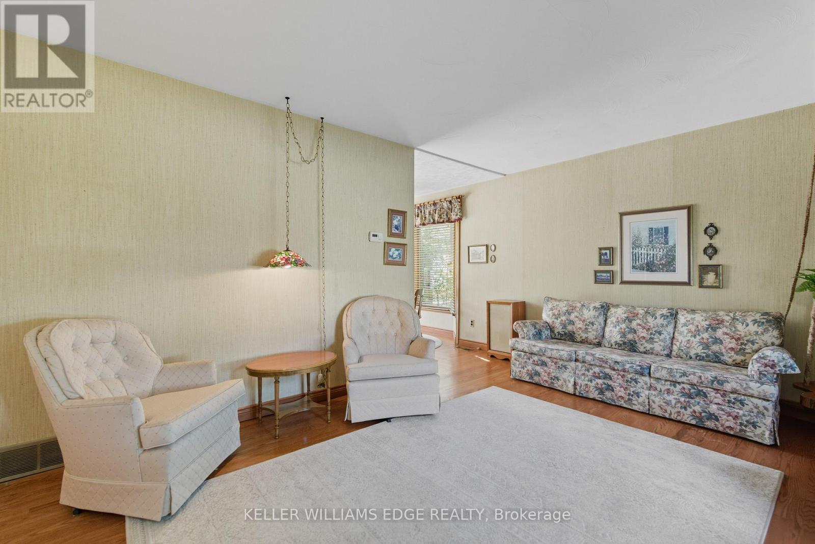 33 Goldfinch Road, Hamilton, ON - Indoor Photo Showing Living Room