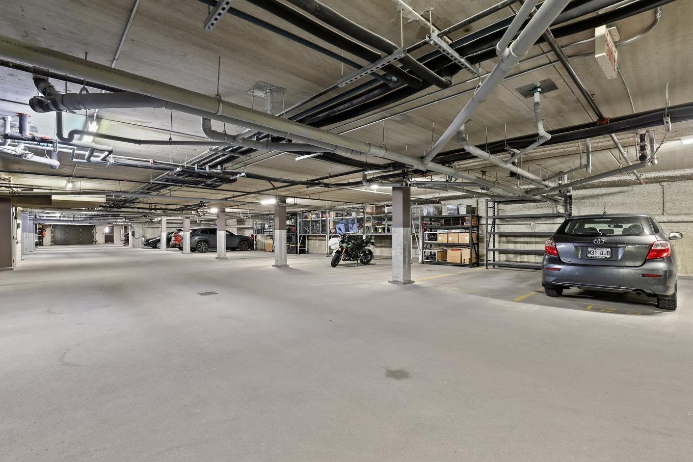 Garage - 414-200 Av. Du Golf, La Prairie, QC - Indoor Photo Showing Garage