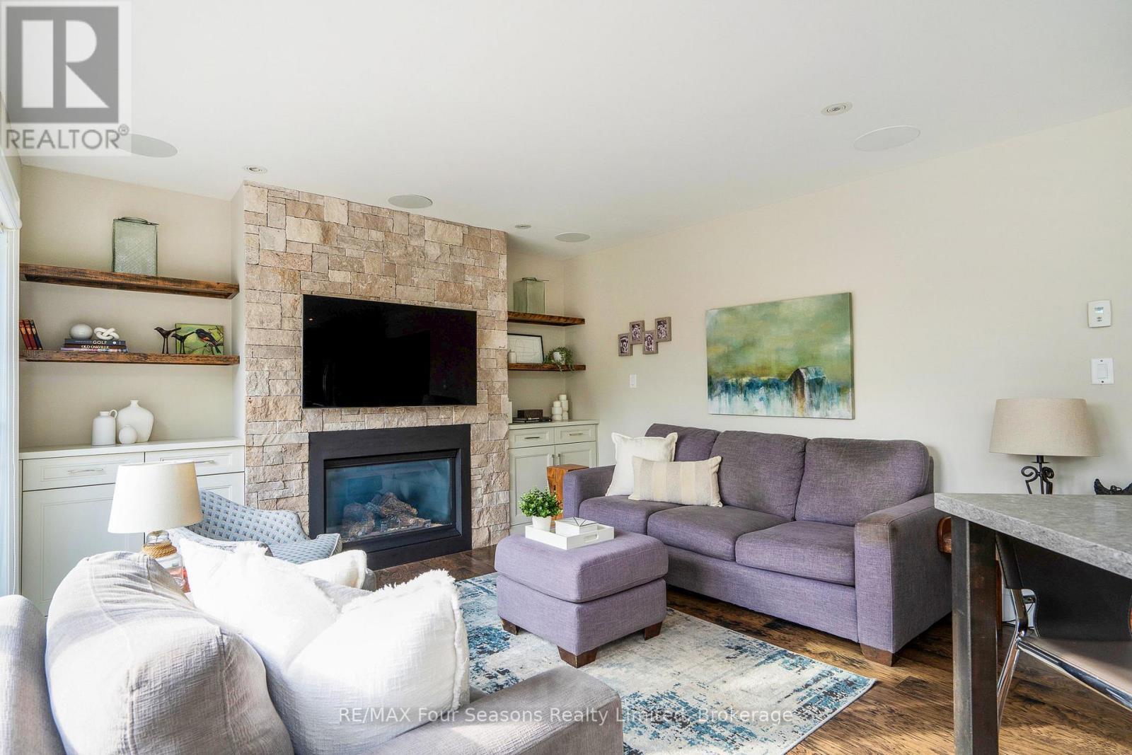 159 Indian Circle, Blue Mountains, ON - Indoor Photo Showing Living Room With Fireplace