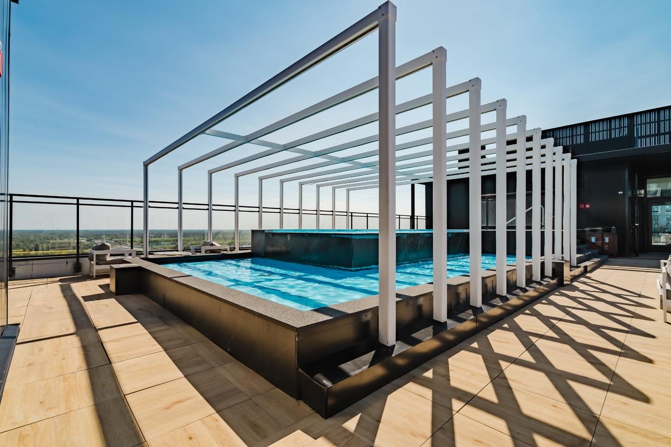 Pool - 1602-5505 Boul. Du Quartier, Brossard, QC -