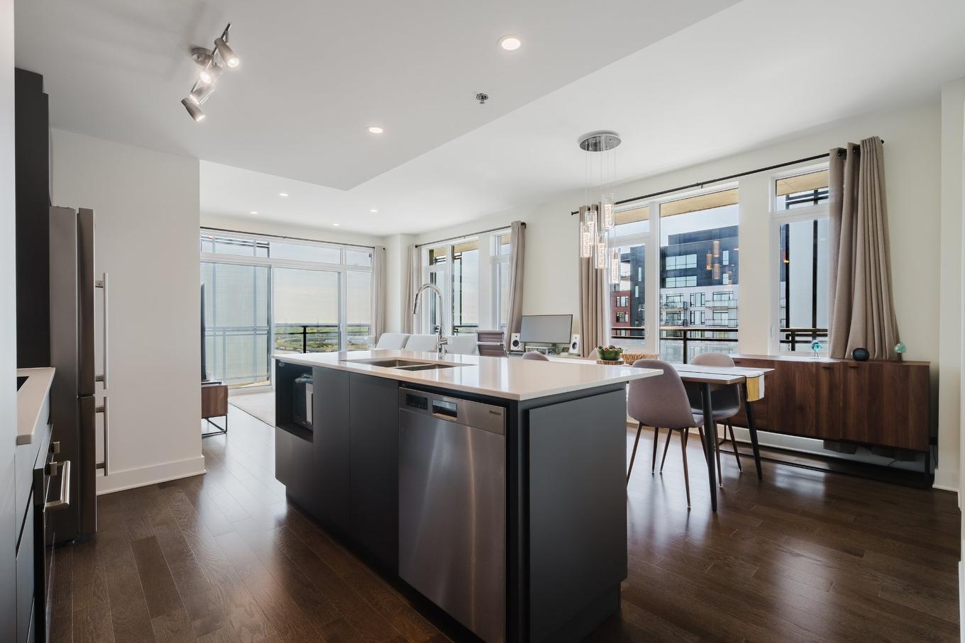 Kitchen - 1602-5505 Boul. Du Quartier, Brossard, QC - Indoor Photo Showing Kitchen With Upgraded Kitchen