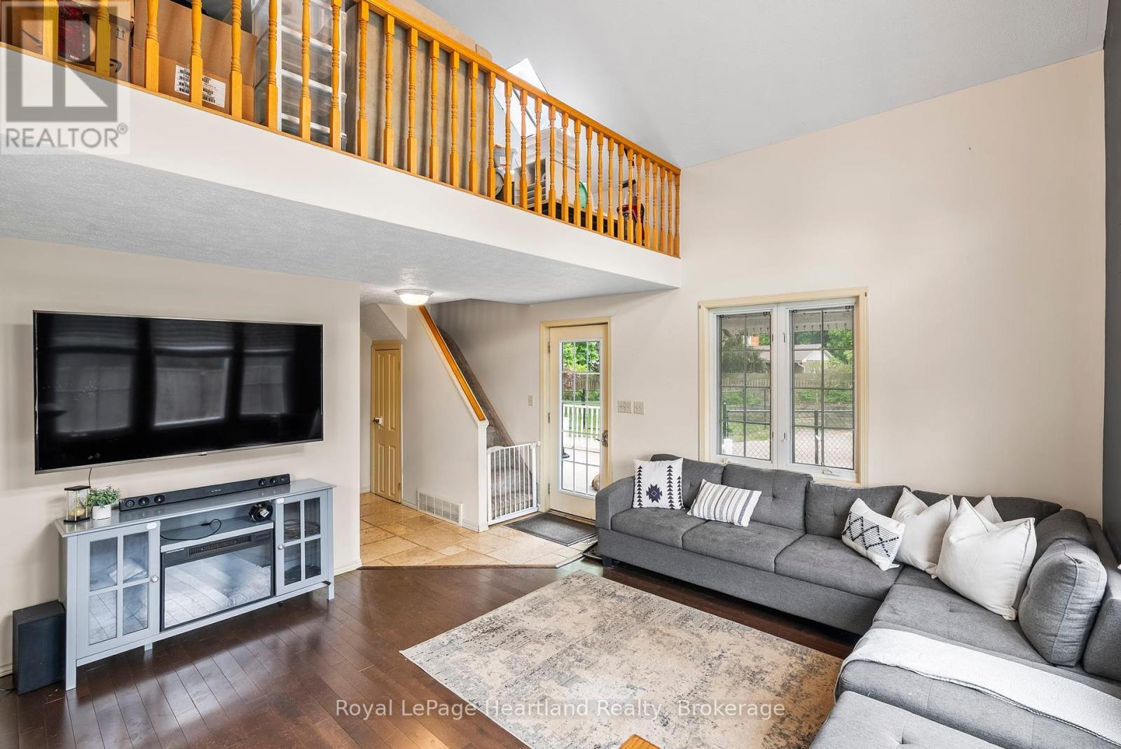 1047 Gibson Street, Howick, ON - Indoor Photo Showing Living Room