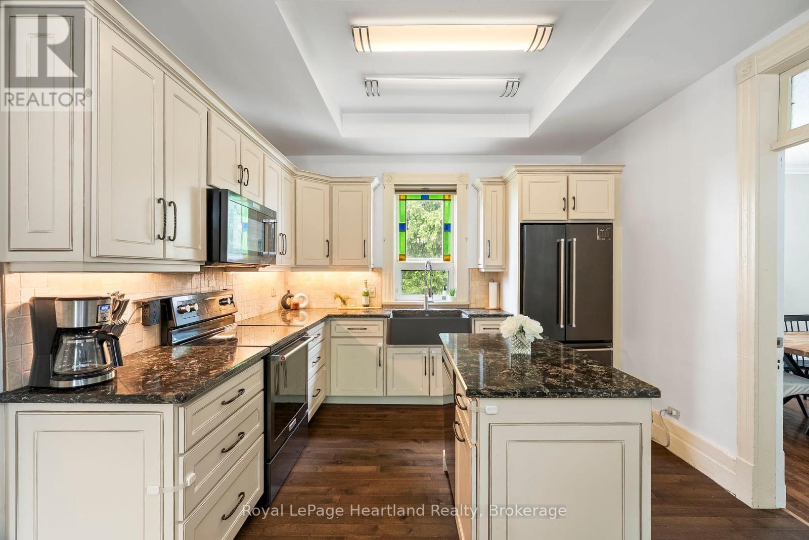 1047 Gibson Street, Howick, ON - Indoor Photo Showing Kitchen With Upgraded Kitchen
