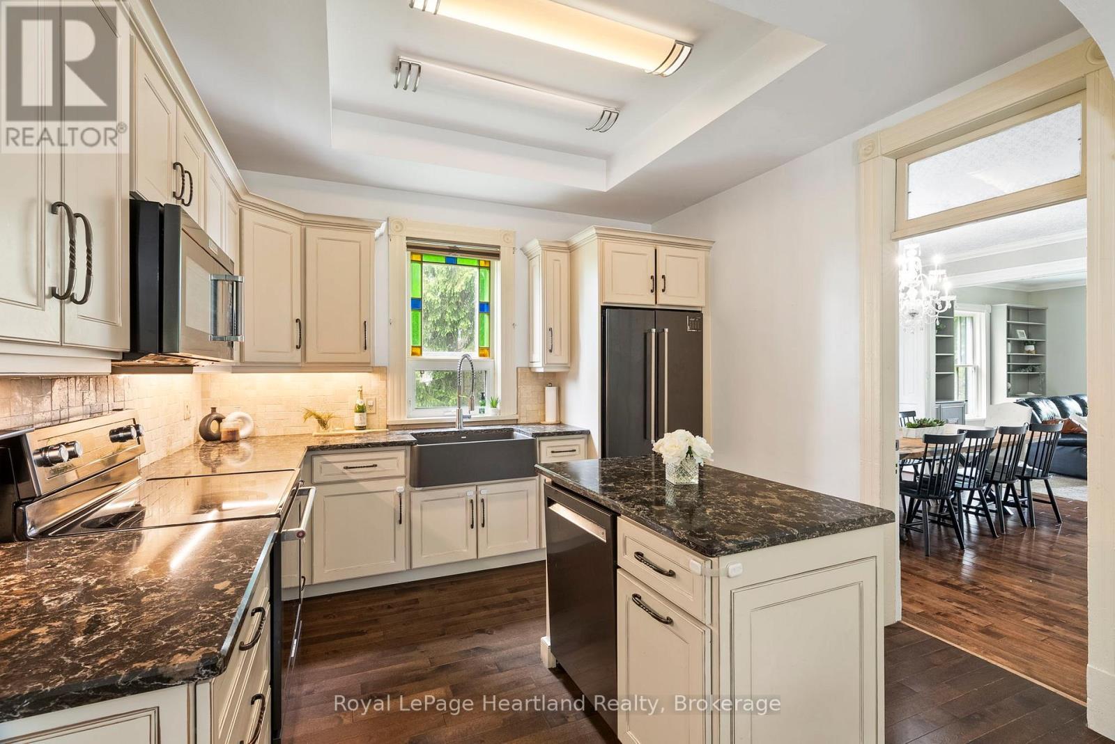 1047 Gibson Street, Howick, ON - Indoor Photo Showing Kitchen With Upgraded Kitchen