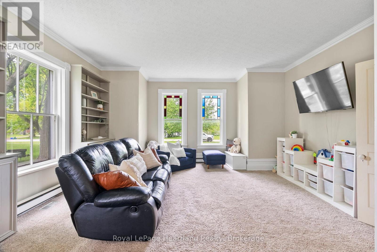 1047 Gibson Street, Howick, ON - Indoor Photo Showing Living Room