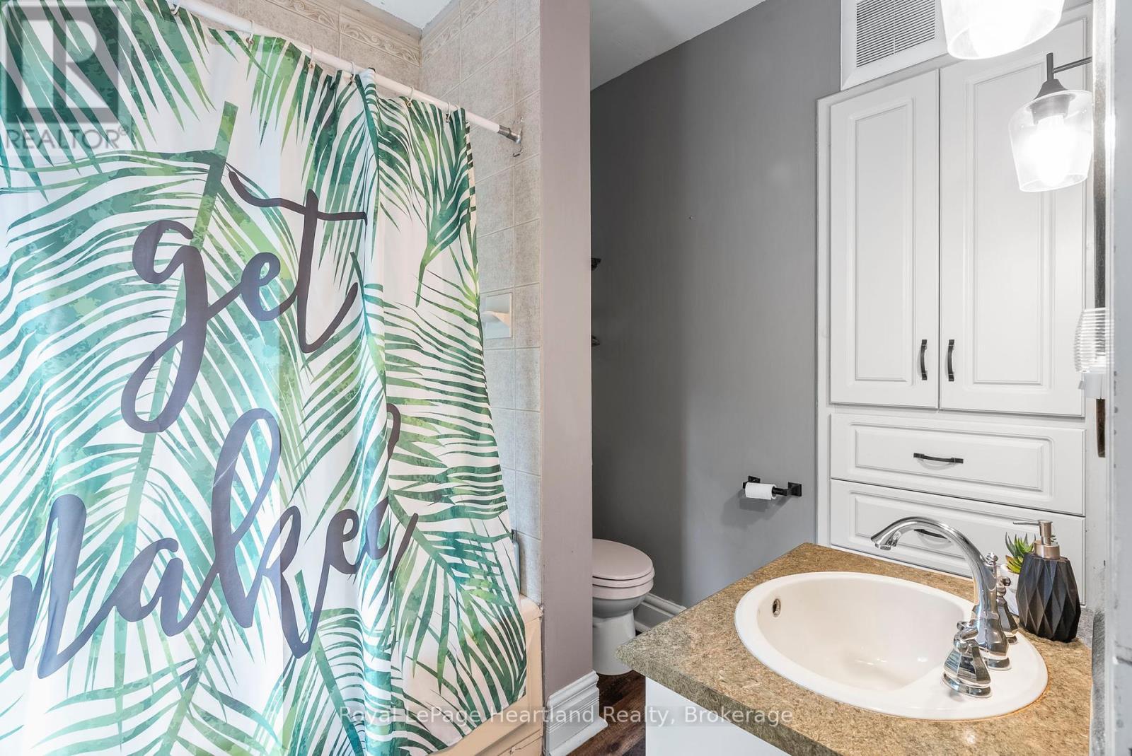 1047 Gibson Street, Howick, ON - Indoor Photo Showing Bathroom