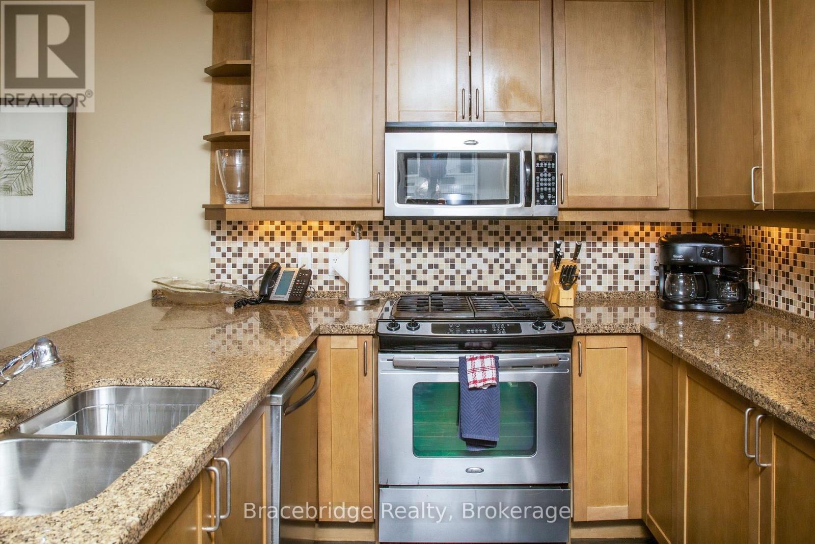 G103-D1 - 1869 Muskoka 118 Highway W, Muskoka Lakes (Monck (Muskoka Lakes)), ON - Indoor Photo Showing Kitchen With Double Sink