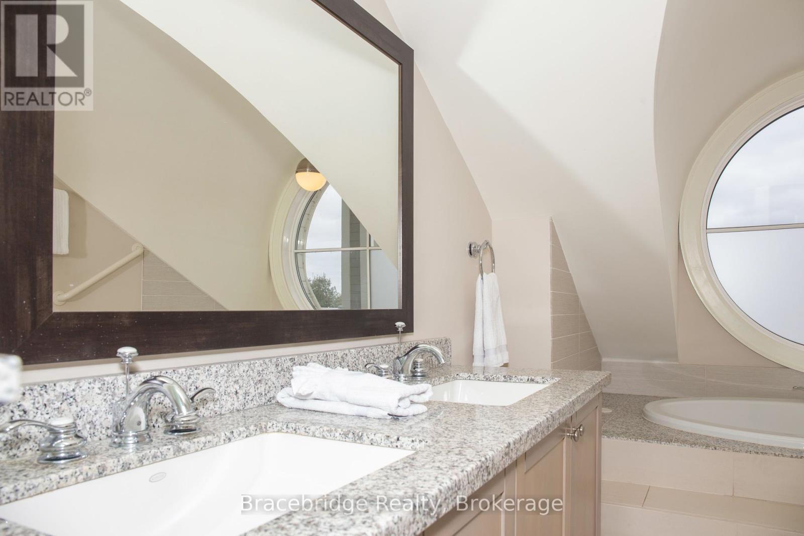 G103-D1 - 1869 Muskoka 118 Highway W, Muskoka Lakes (Monck (Muskoka Lakes)), ON - Indoor Photo Showing Bathroom