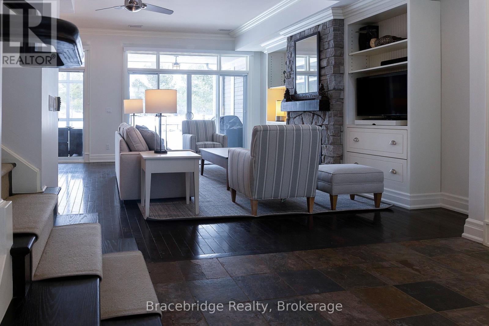 G103-D1 - 1869 Muskoka 118 Highway W, Muskoka Lakes (Monck (Muskoka Lakes)), ON - Indoor Photo Showing Living Room