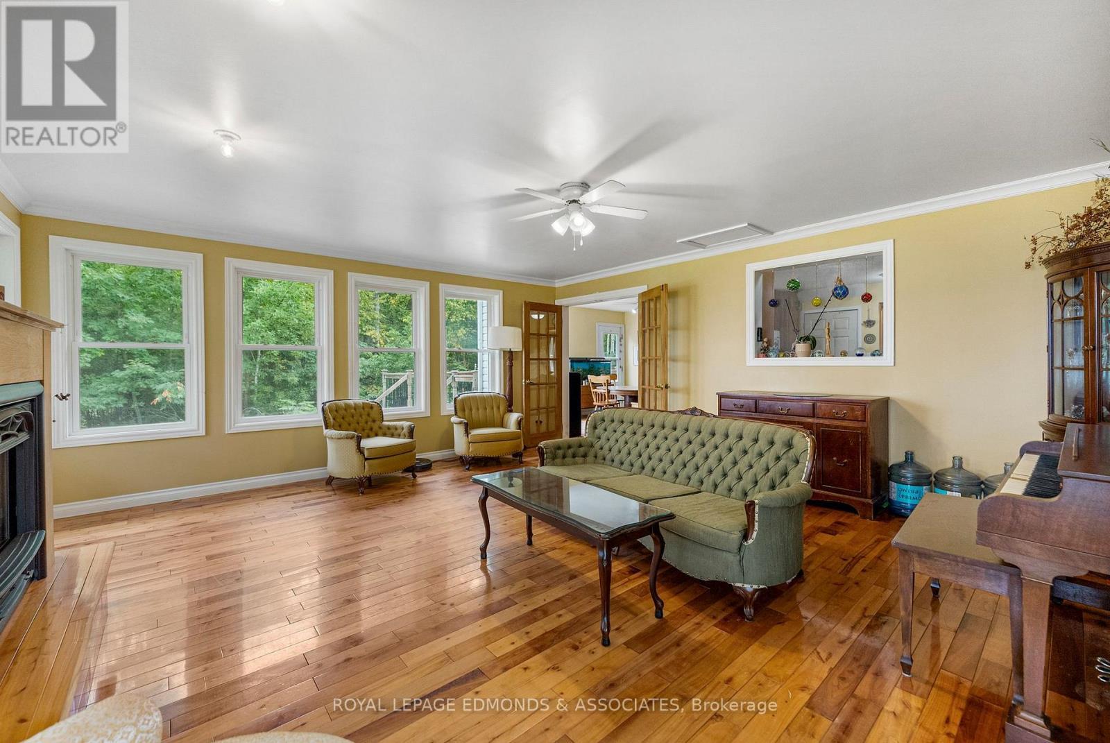Living Room Overlooking the River - 1095 Mountainview Drive, Laurentian Valley, ON - Indoor Photo Showing Living Room