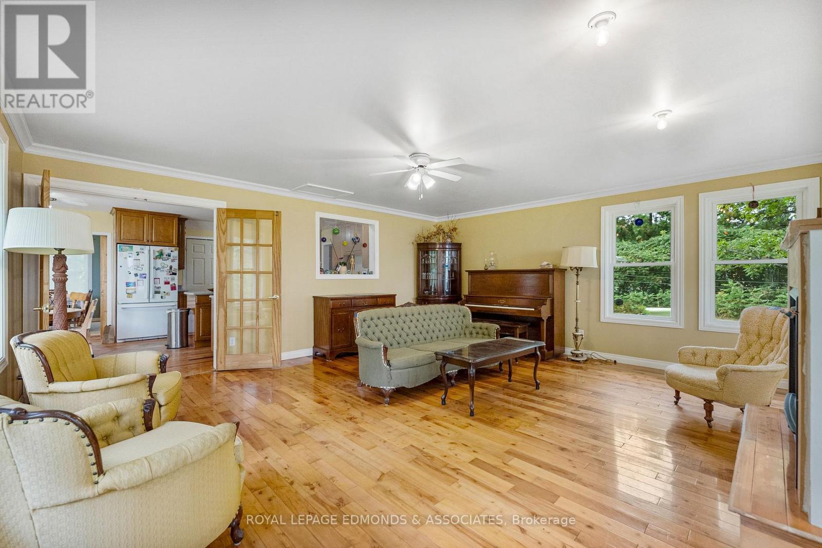 Living Room Overlooking the River - 1095 Mountainview Drive, Laurentian Valley, ON - Indoor Photo Showing Living Room