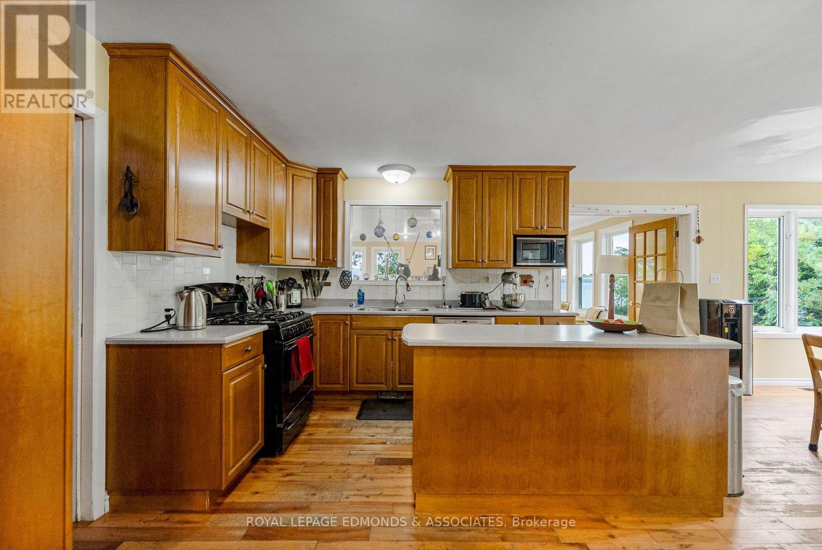 1095 Mountainview Drive, Laurentian Valley, ON - Indoor Photo Showing Kitchen With Double Sink