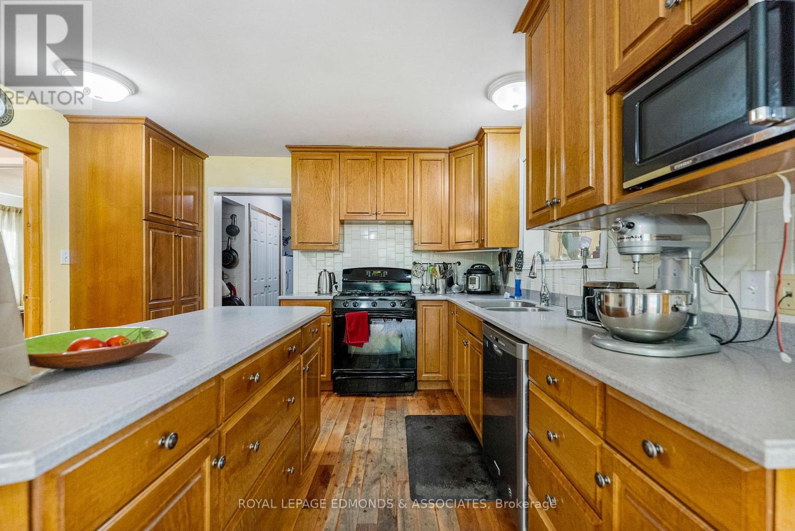 1095 Mountainview Drive, Laurentian Valley, ON - Indoor Photo Showing Kitchen With Double Sink