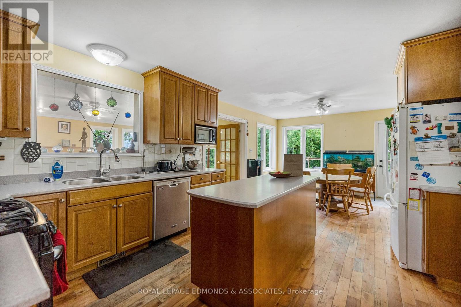 1095 Mountainview Drive, Laurentian Valley, ON - Indoor Photo Showing Kitchen With Double Sink