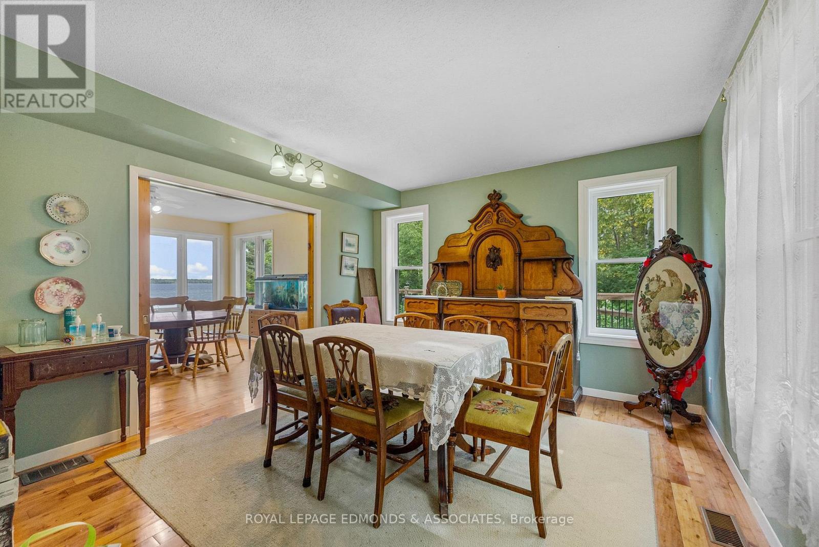 1095 Mountainview Drive, Laurentian Valley, ON - Indoor Photo Showing Dining Room
