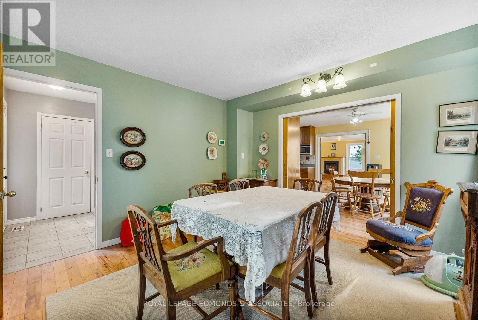 1095 Mountainview Drive, Laurentian Valley, ON - Indoor Photo Showing Dining Room
