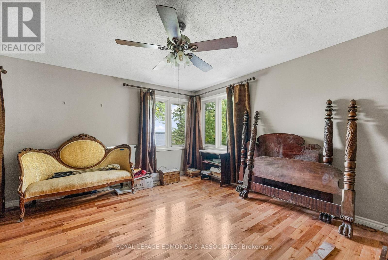 Primary Bedroom - 1095 Mountainview Drive, Laurentian Valley, ON - Indoor Photo Showing Bedroom
