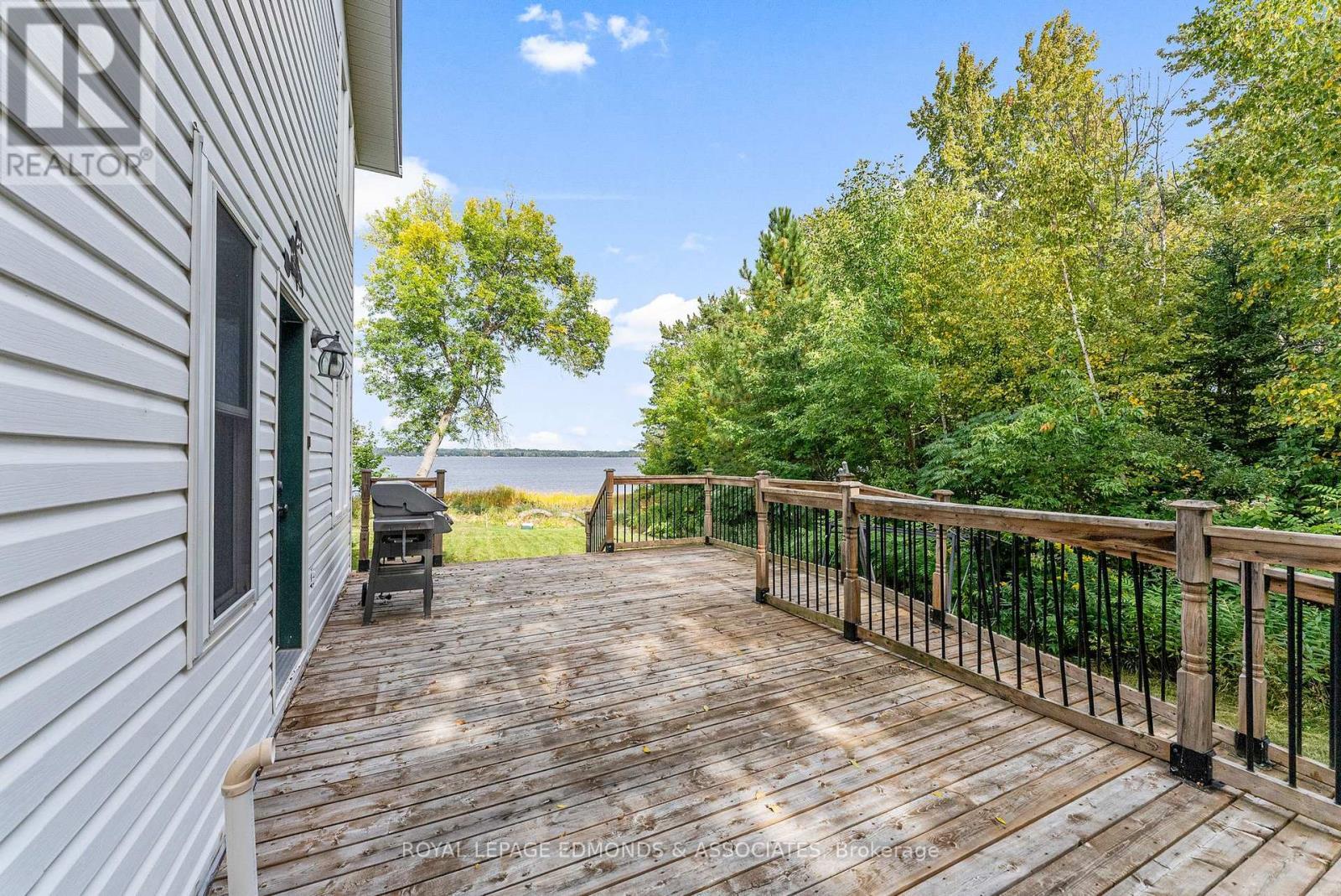 1095 Mountainview Drive, Laurentian Valley, ON - Outdoor With Deck Patio Veranda With Exterior