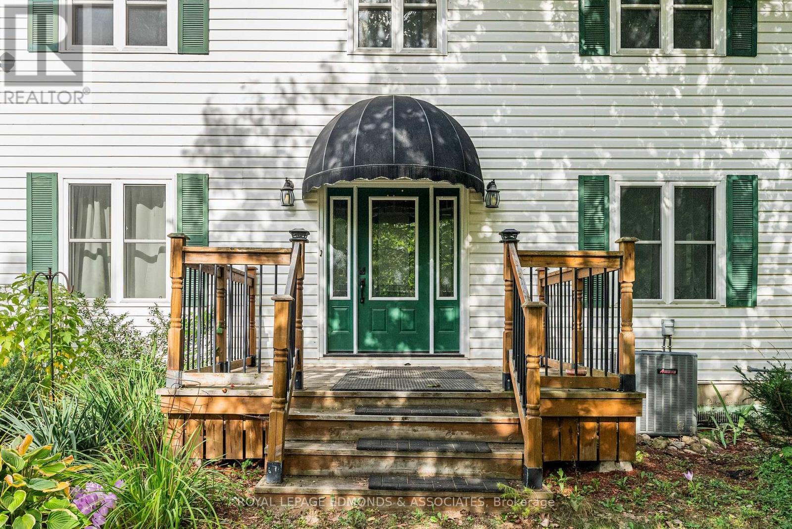 1095 Mountainview Drive, Laurentian Valley, ON - Outdoor With Deck Patio Veranda