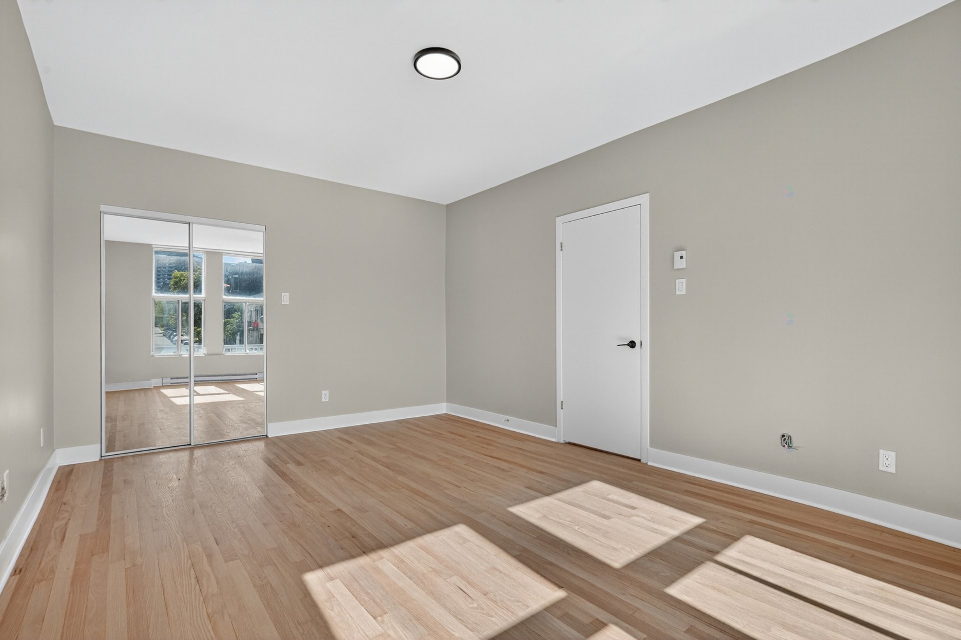 Master Bedroom - 5025 Av. Du Parc, Montréal (Le Plateau-Mont-Royal), QC - Indoor Photo Showing Other Room