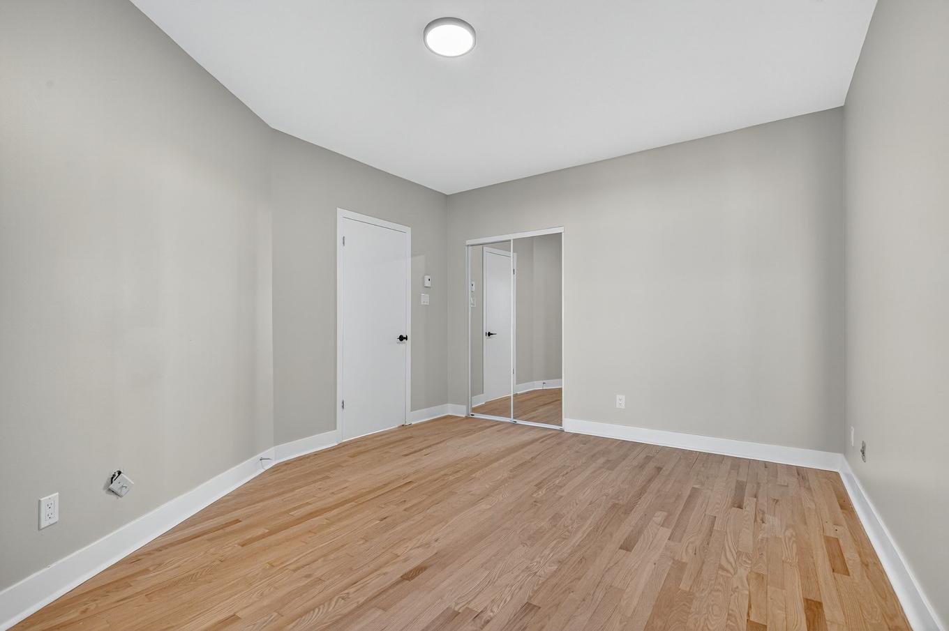 Bedroom - 5025 Av. Du Parc, Montréal (Le Plateau-Mont-Royal), QC - Indoor Photo Showing Other Room