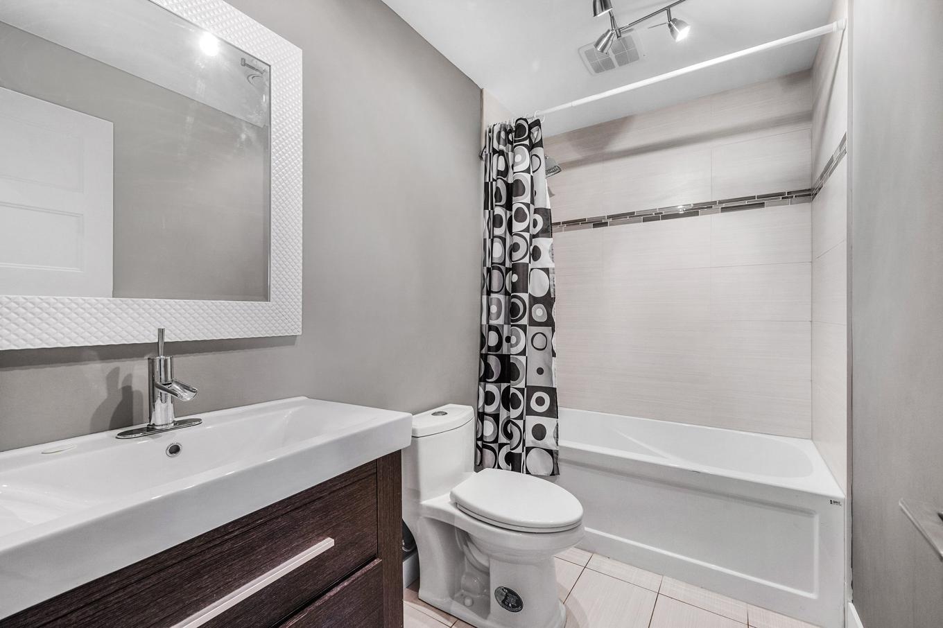 Bathroom - 3901 Rue Dugué, Longueuil (Saint-Hubert), QC - Indoor Photo Showing Bathroom