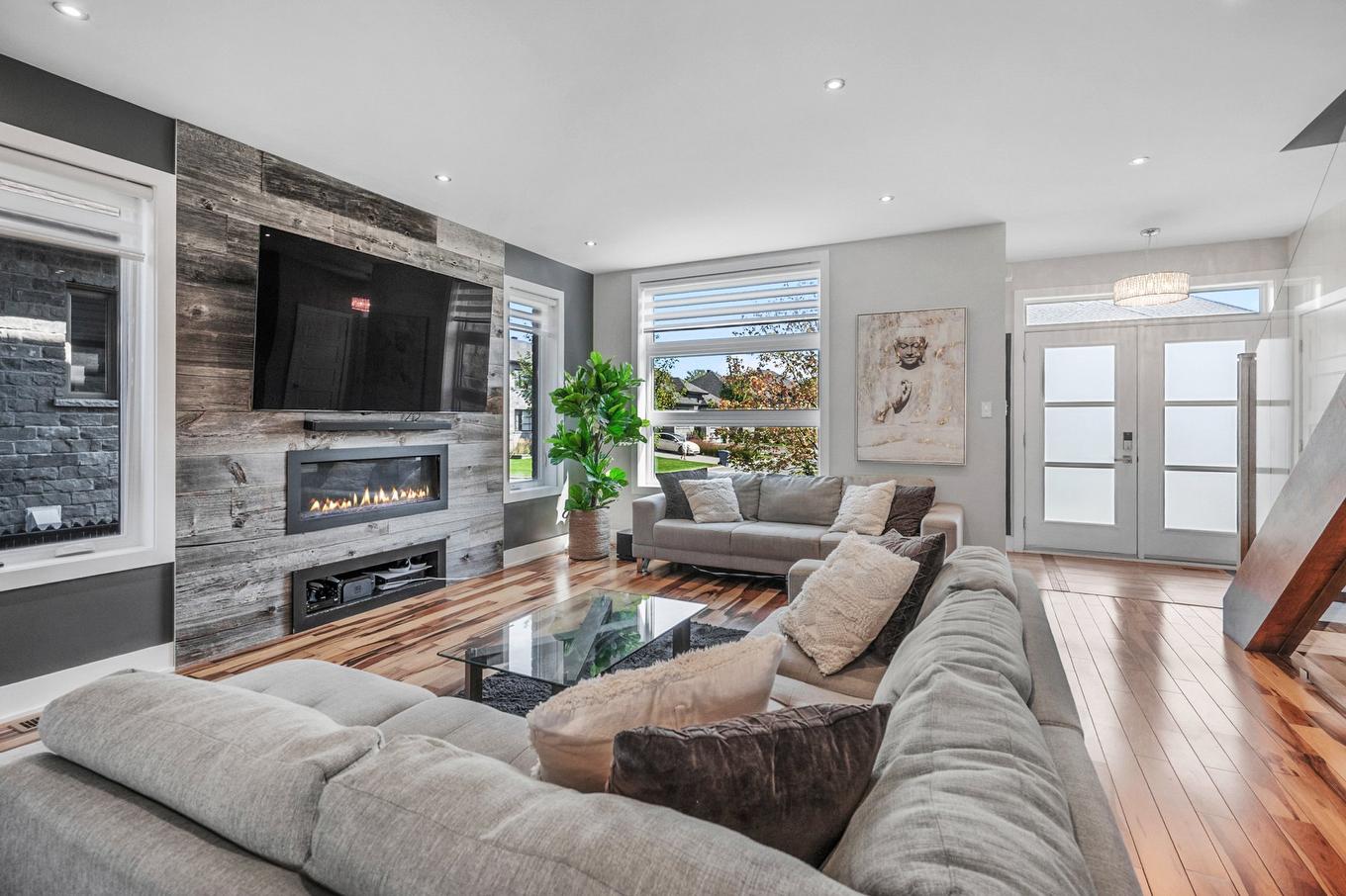 Living room - 3901 Rue Dugué, Longueuil (Saint-Hubert), QC - Indoor Photo Showing Living Room With Fireplace