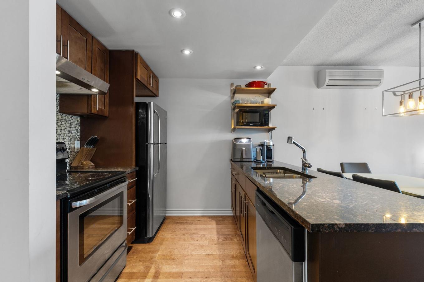 Kitchen - 403-450 Rue St-Antoine E., Montréal (Ville-Marie), QC - Indoor Photo Showing Kitchen With Double Sink