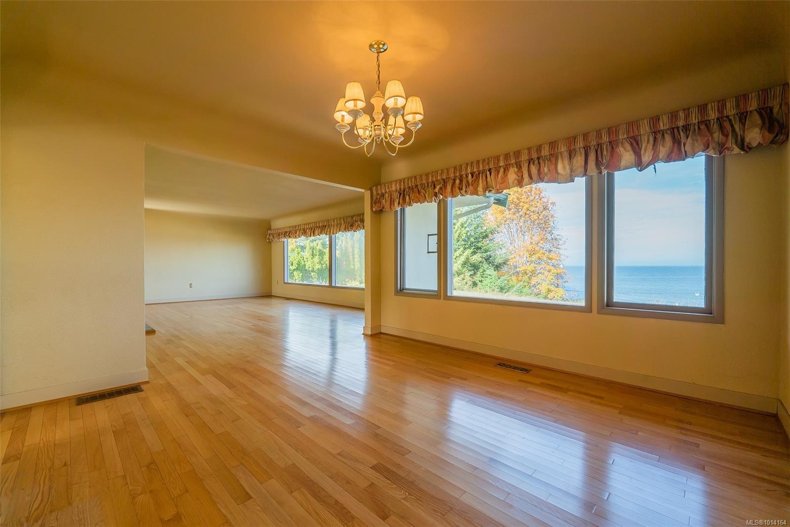 441 Memorial Ave, Qualicum Beach, BC