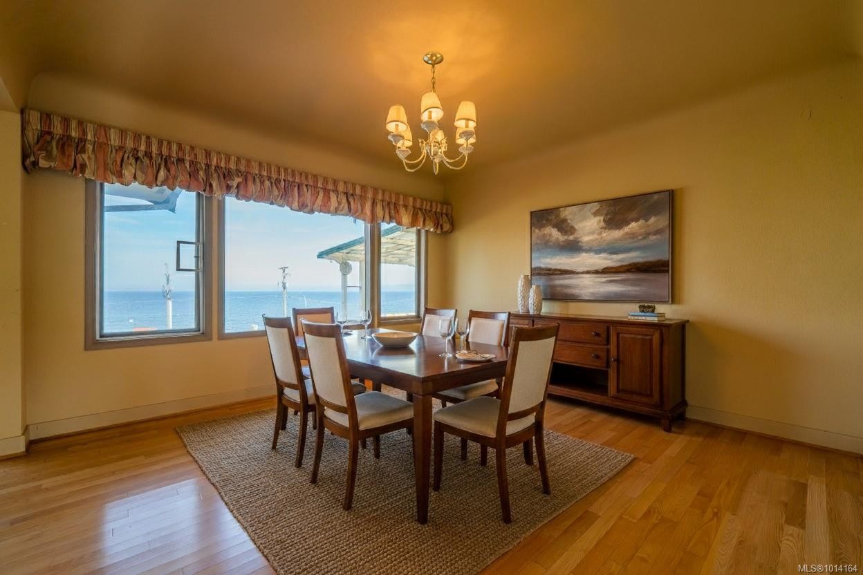 441 Memorial Ave, Qualicum Beach, BC