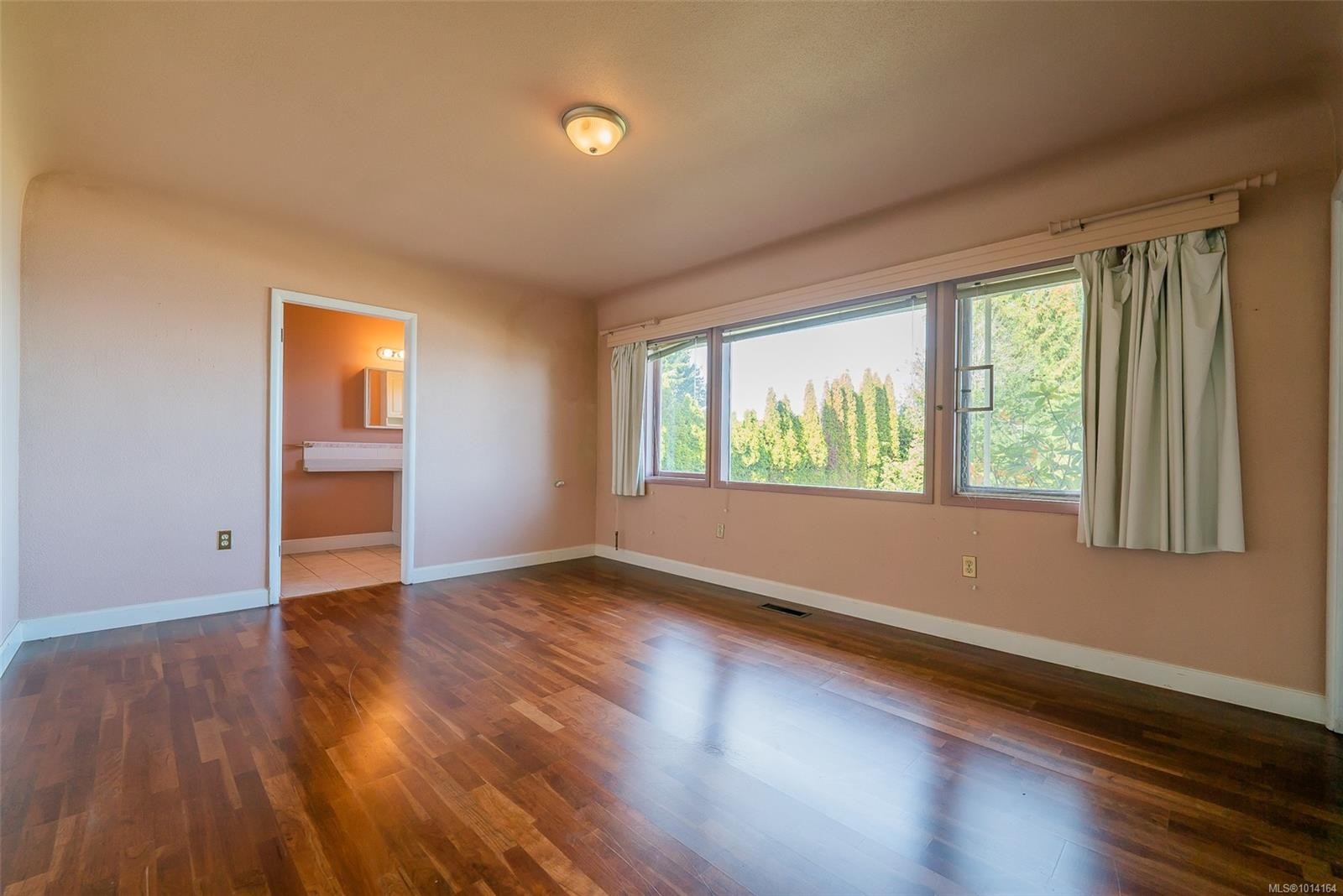 441 Memorial Ave, Qualicum Beach, BC