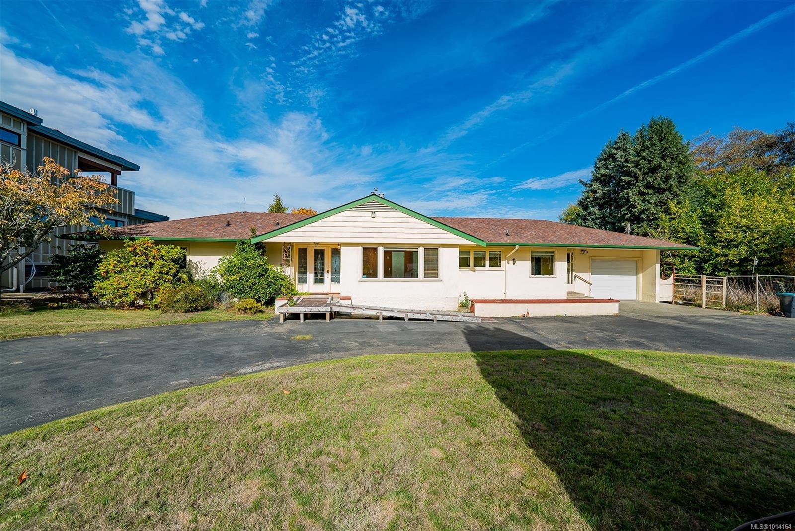 441 Memorial Ave, Qualicum Beach, BC