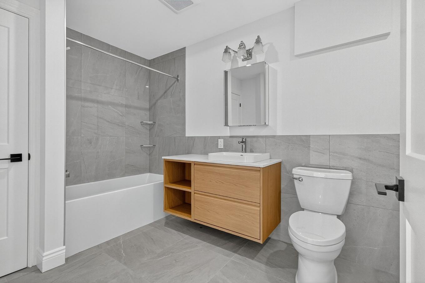 Bathroom - 1145 Rue Jardin, Montréal (Le Sud-Ouest), QC - Indoor Photo Showing Bathroom