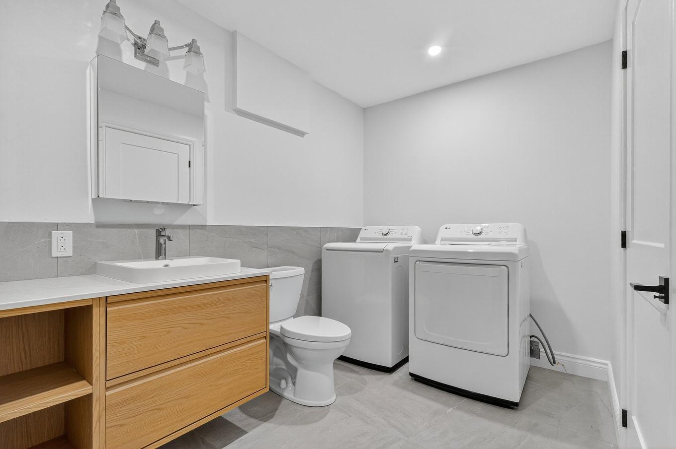 Bathroom - 1145 Rue Jardin, Montréal (Le Sud-Ouest), QC - Indoor