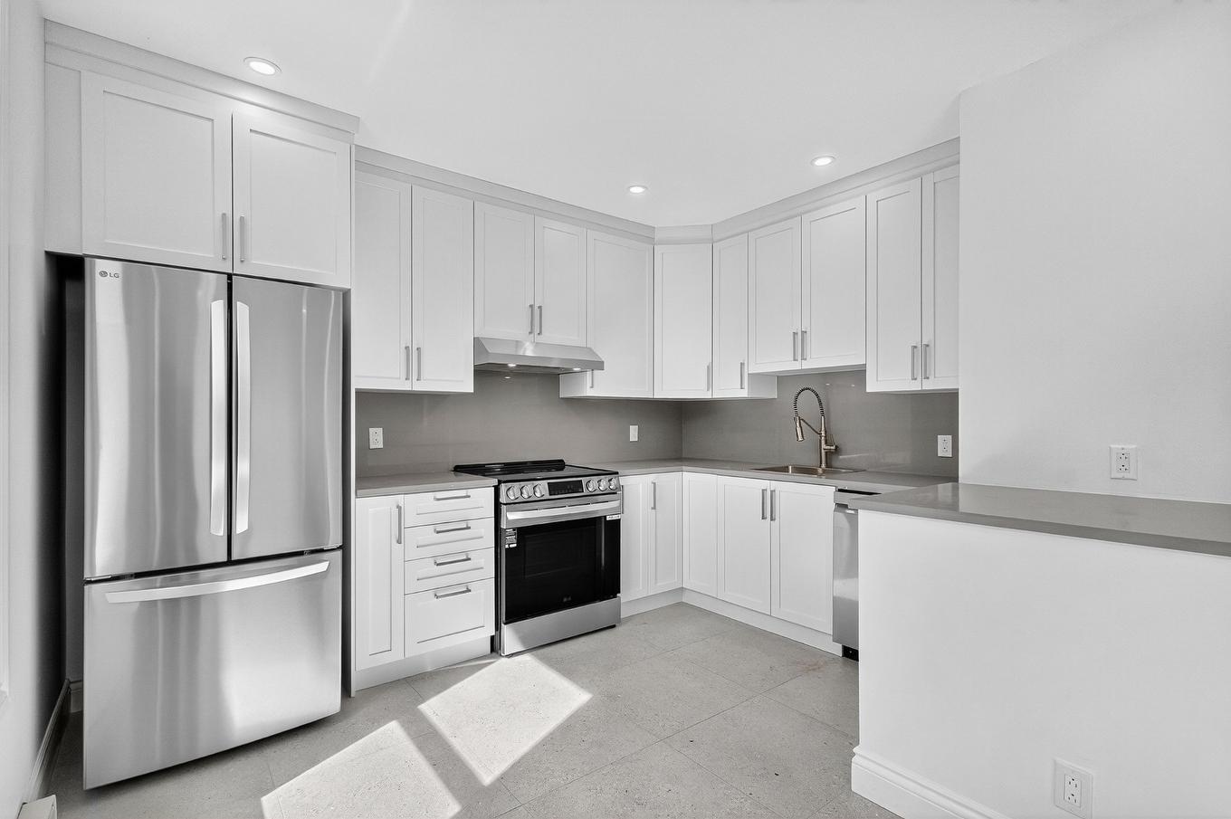Kitchen - 1145 Rue Jardin, Montréal (Le Sud-Ouest), QC - Indoor Photo Showing Kitchen With Stainless Steel Kitchen With Upgraded Kitchen