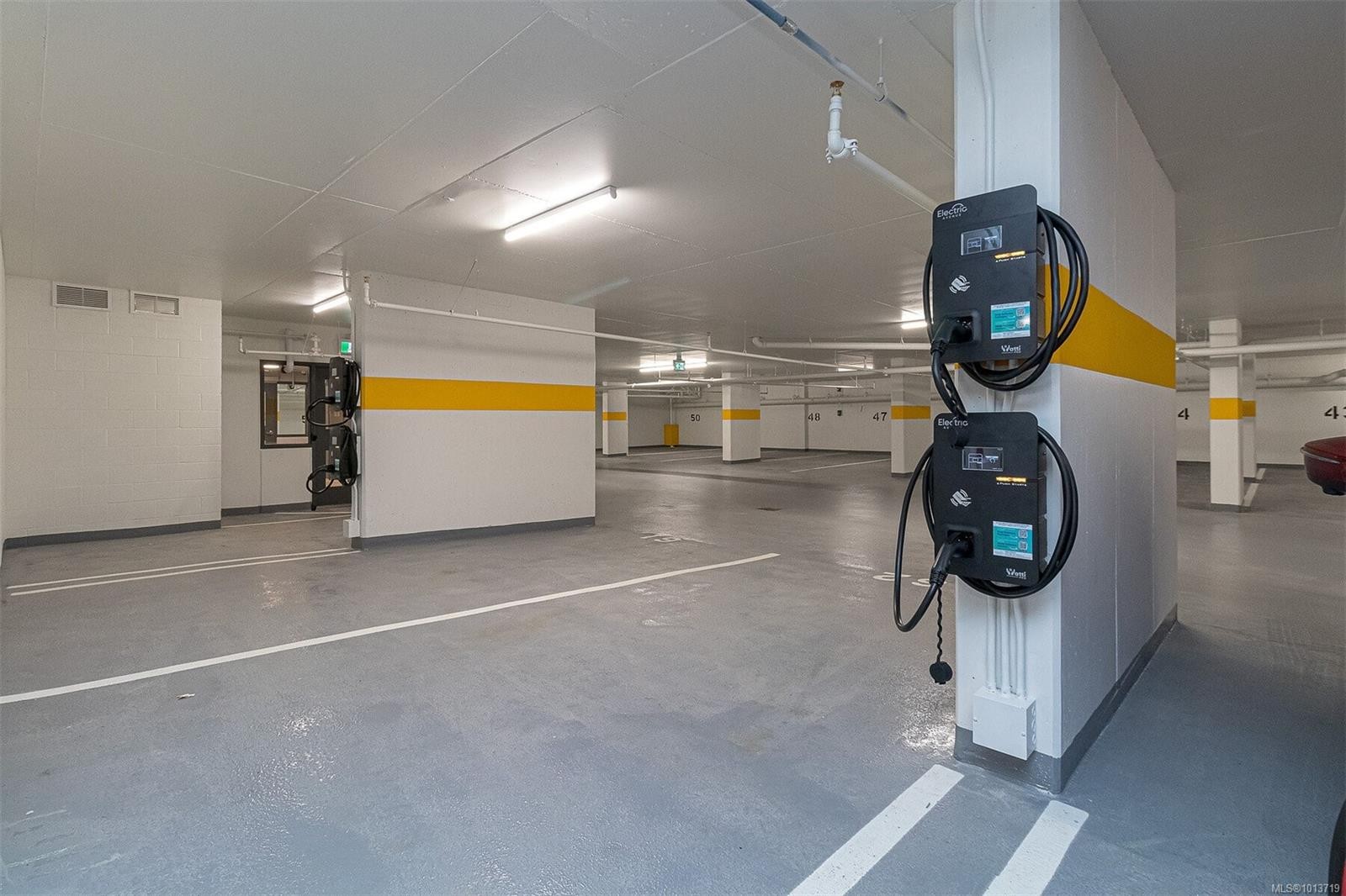 716-1628 Store St, Victoria, BC - Indoor Photo Showing Garage