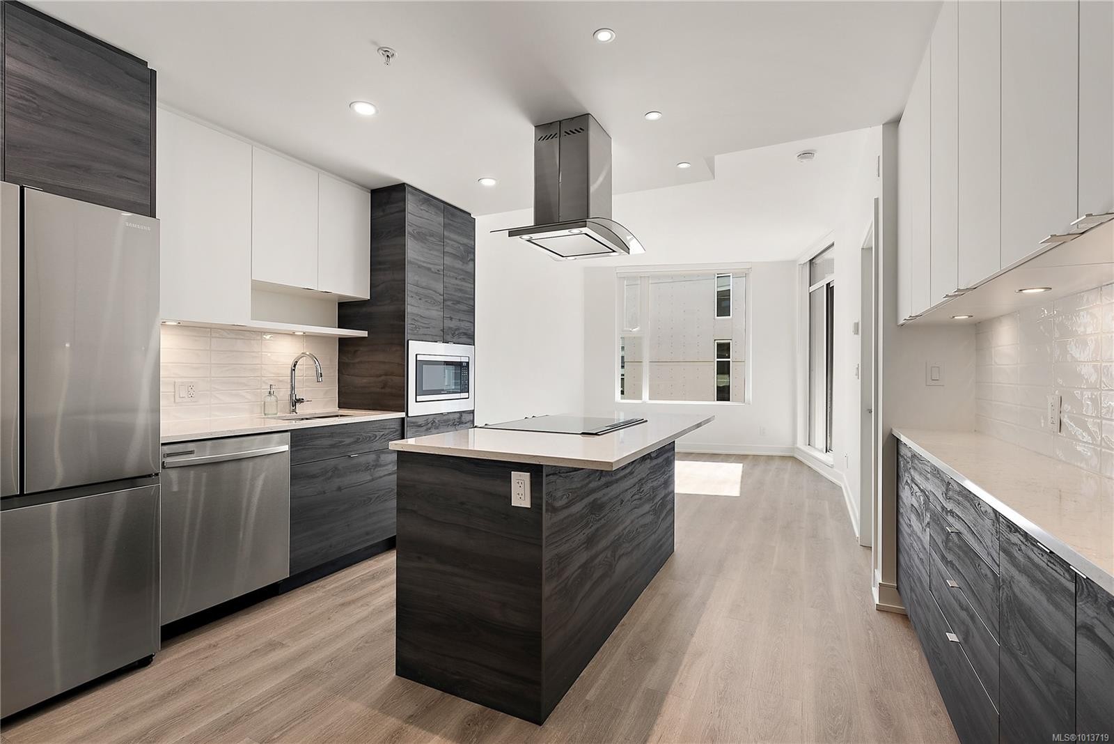 716-1628 Store St, Victoria, BC - Indoor Photo Showing Kitchen With Upgraded Kitchen