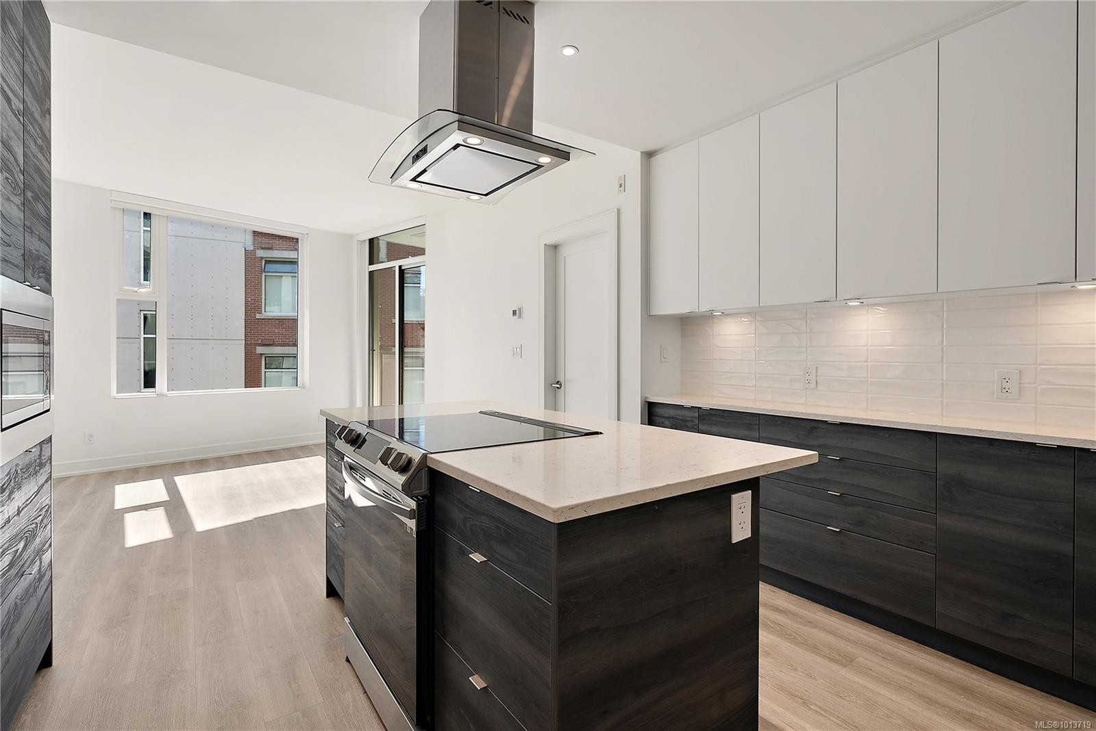 716-1628 Store St, Victoria, BC - Indoor Photo Showing Kitchen With Upgraded Kitchen
