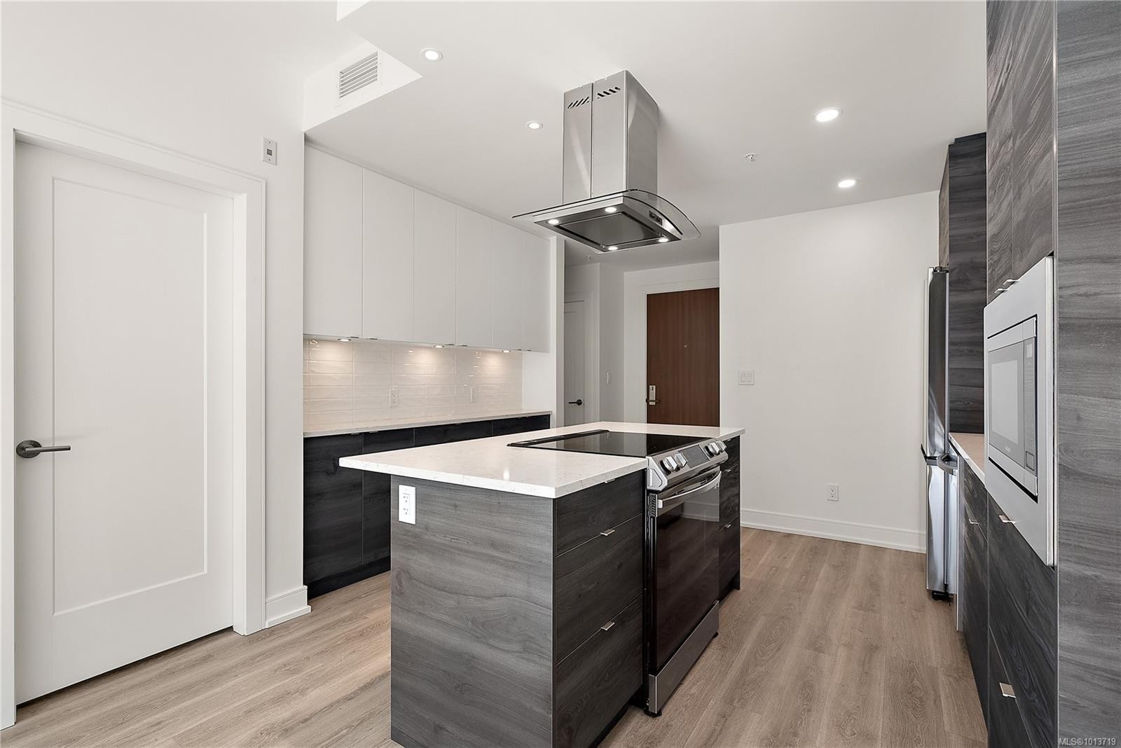 716-1628 Store St, Victoria, BC - Indoor Photo Showing Kitchen
