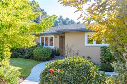 1082 Newport Ave Oak Bay, BC V8S 5E3