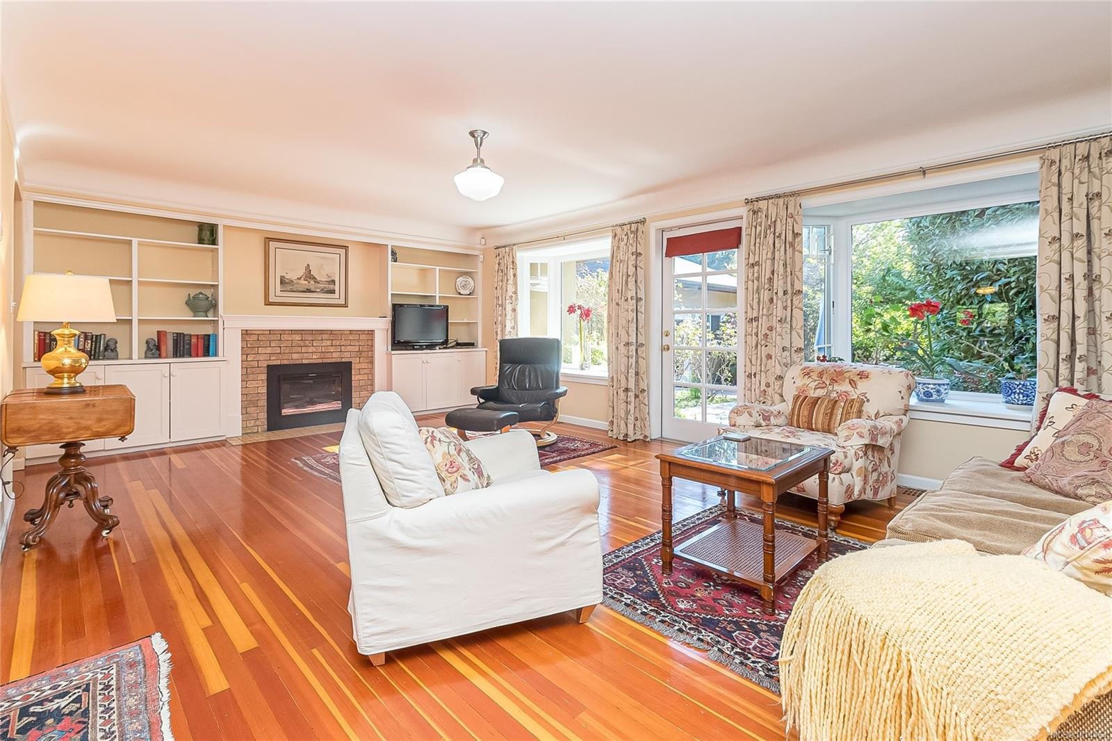 1082 Newport Ave, Oak Bay, BC