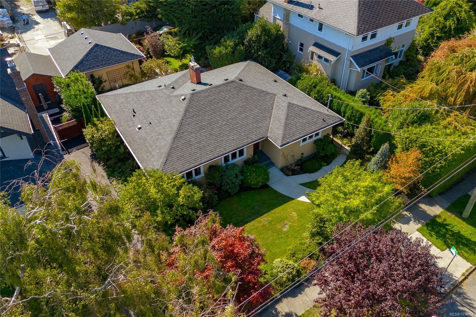 1082 Newport Ave, Oak Bay, BC