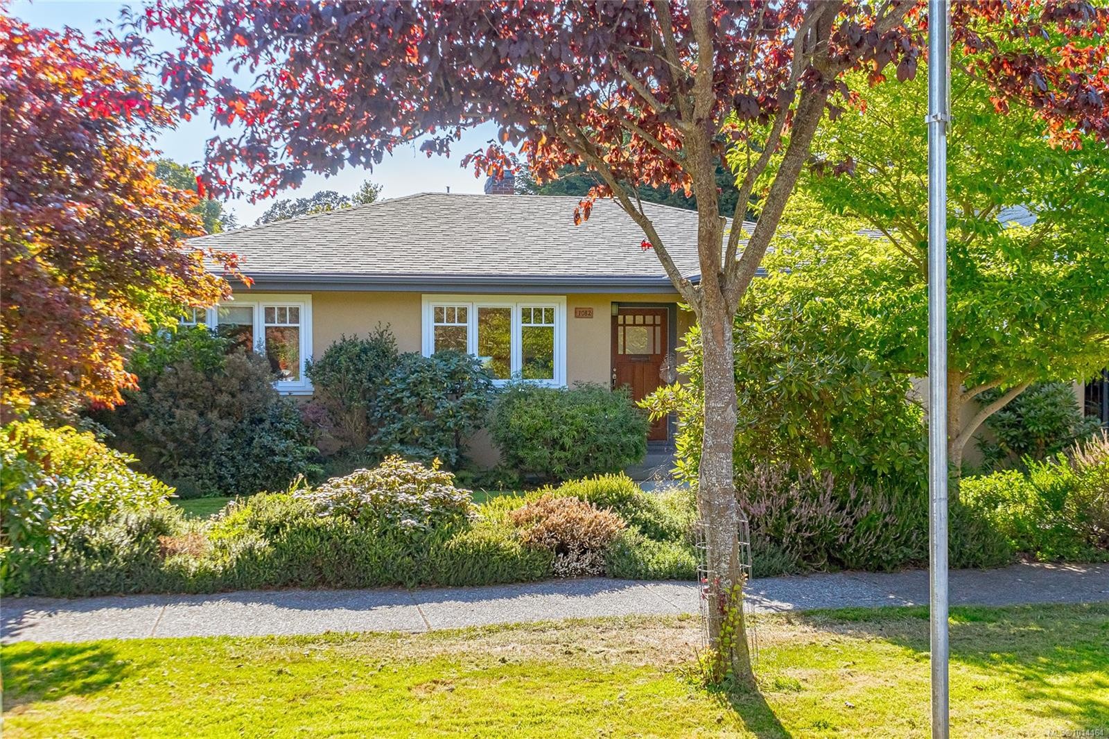 1082 Newport Ave, Oak Bay, BC