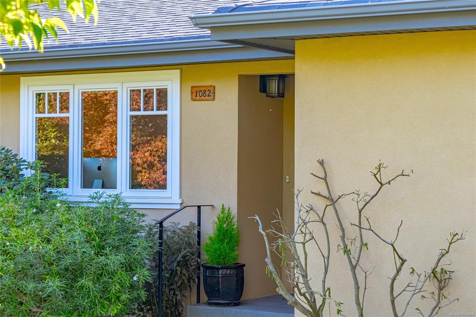 1082 Newport Ave, Oak Bay, BC