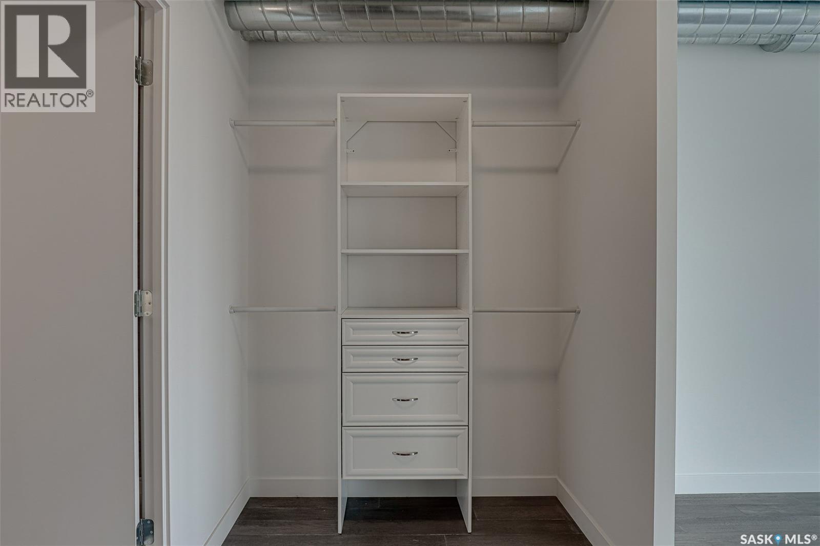 1202 490 2Nd Avenue S, Saskatoon, SK - Indoor With Storage