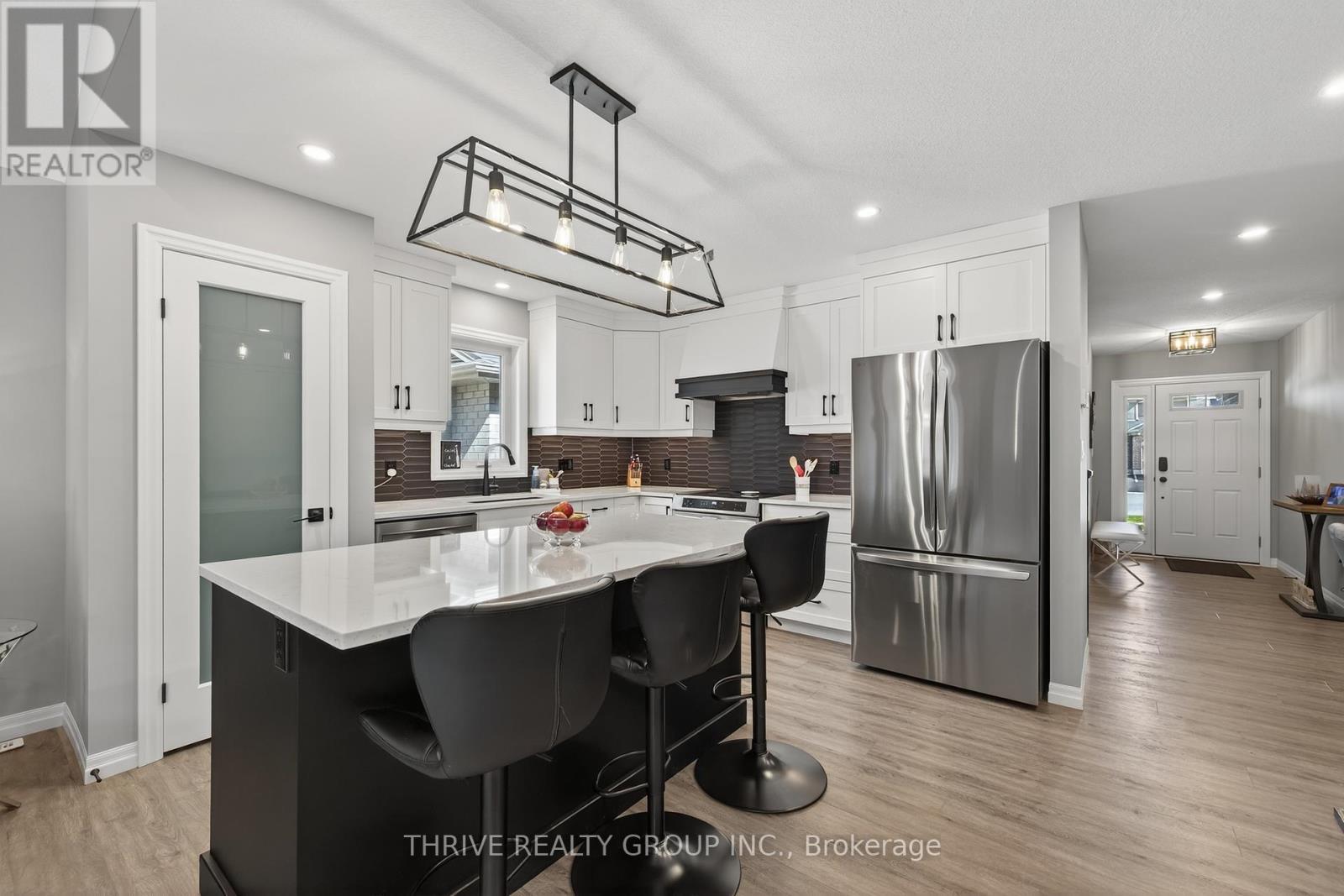 17 Dunning Way, St. Thomas, ON - Indoor Photo Showing Kitchen With Upgraded Kitchen